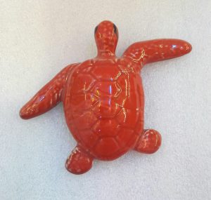 petite tortue de mer rouge en céramique fabriquée en France
