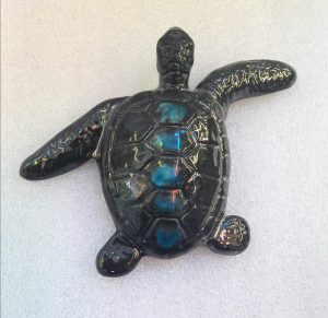 petite tortue de mer noir et bleu marine effet métal emmaillée peinte main