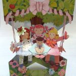 Carte de voeux Santoro swing 3D en relief - 3 poupées sur la balançoire