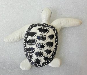 petite tortue de mer noir et blanc peinte à la main