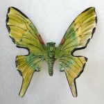 Papillon en céramique modèle unique peint a la main à accrocher - vert-moutarde