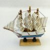 Petit bateau pirate trois mats voiles noires
