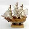 Petit voilier multicolore trois mats voiles blanches – Image 5