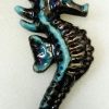 Petit hippocampe en céramique peint a la main – Image 2