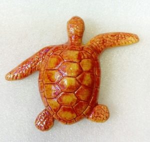 petite tortue de mer orange rouge peint en la main en céramique