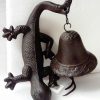 Cloche murale Salamandre en fonte