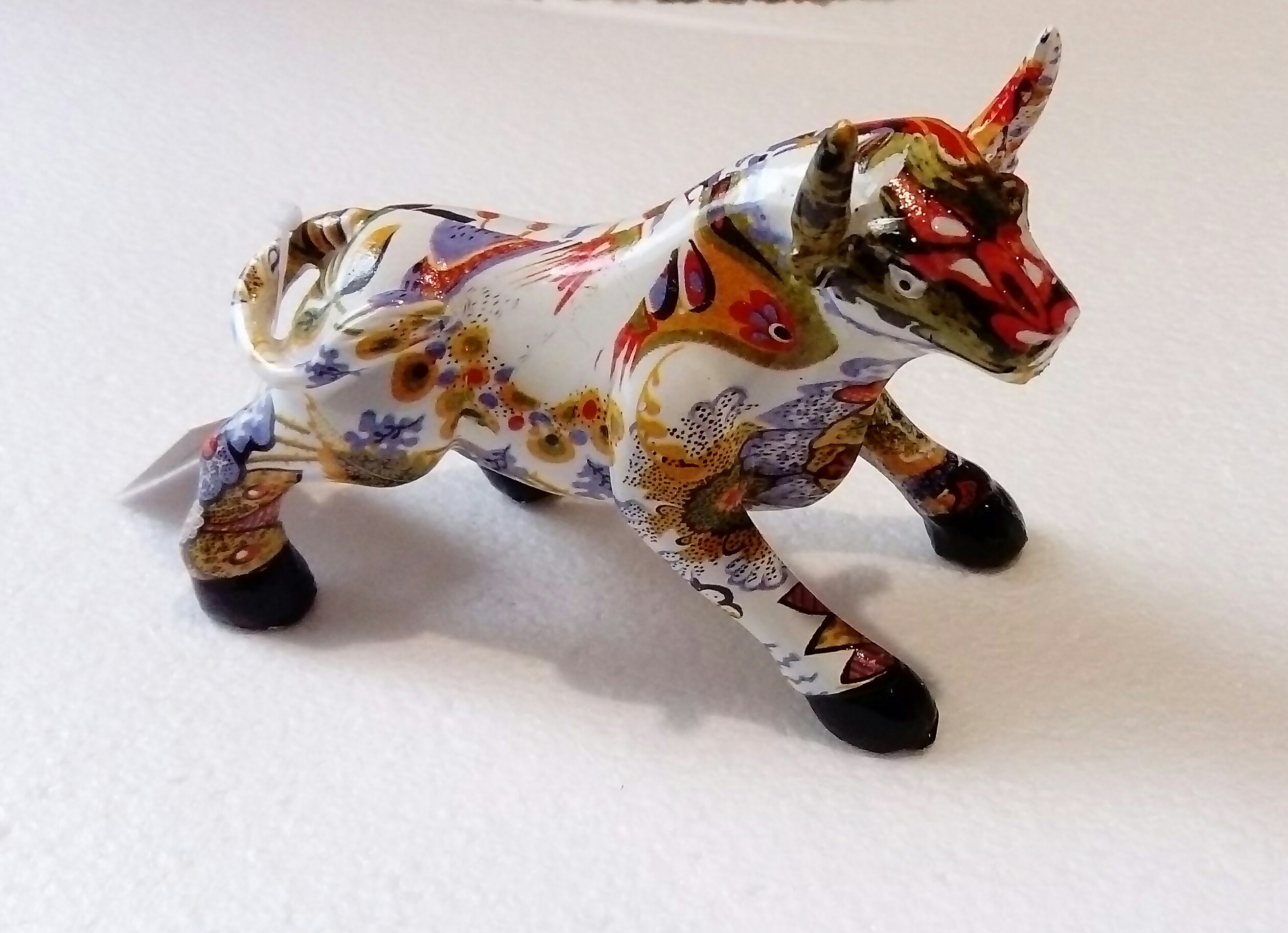 Statuette Taureau Graffiti Bleu-orange En Résine - Décor Minimaliste Pour Bureau Ou Table