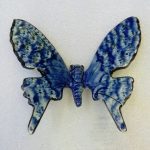 Papillon en céramique modèle unique peint a la main à accrocher - bleu