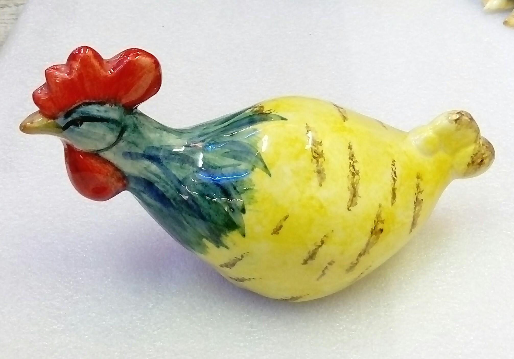 Poule en céramique peinte à la main