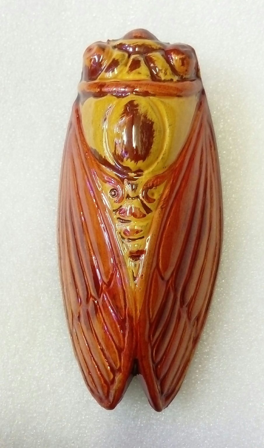 Belle Broche Ancienne En Forme De CIGALE - Faïence Polychrome - Porte-bonheur - Parfait état