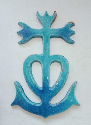 Croix de Camargue bleue turquoise peinte à la main création française