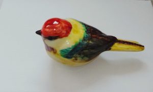 oiseau mésange jaune vert tête rouge en céramique peint à la main