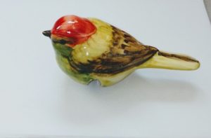 oiseau vert jaune marron en céramique à poser ou à accrocher