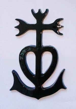 croix de Camargue noire en céramique