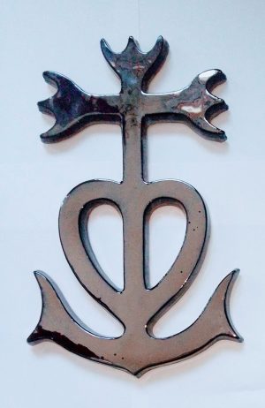 croix de Camargue noir métal brillante en céramique création française