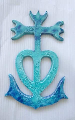 Croix de Camargue bleu clair turquoise en céramique fabriquée en France
