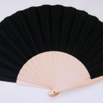 éventail noir uni en bois et en tissu 23 cm