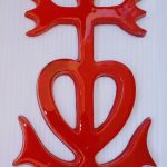 croix de Camargue rouge en céramique motif moderne peint à la main