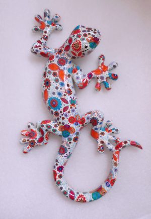 Salamandre à motifs fleurs de la Provence blanc orange bleu rouge en résine grand modèle