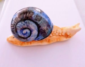 petit escargot bleu noir en céramique à poser ou à accrocher 9 cm
