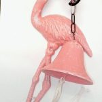 Cloche murale décorative flamant rose en fonte