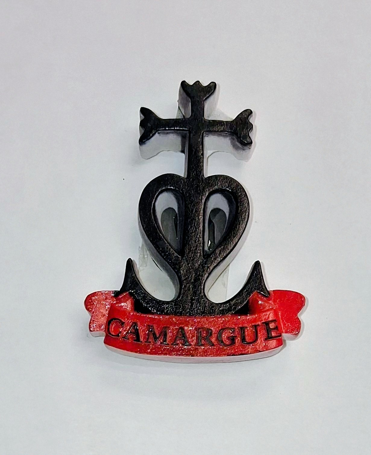 La croix de Camargue magnet noire et rouge en relief en résine idellia